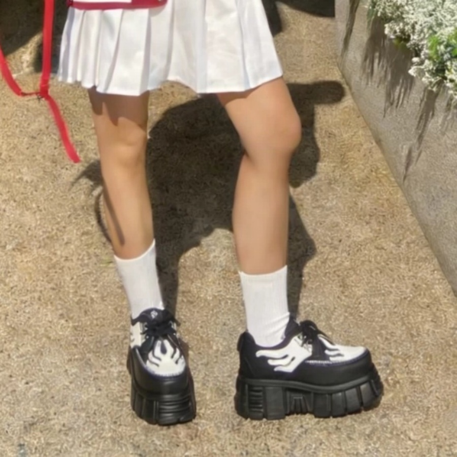 Women Shoes Size 7 - Sepatu Platform Wanita Motif Api Hitam